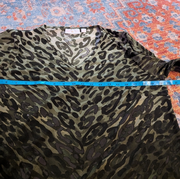 Belle by Kim Gravel Animal Print Knit Top Women's Medium Green V neck Stretch - Picture 8 of 10